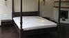 Просторная спальня в коттедже с индивидуальной по стилю кроватью