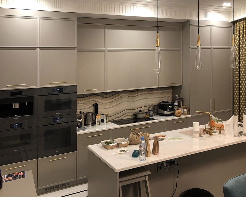Индивидуальный модульный гарнитур для кухни в интерьере квартиры в ЖК «Привелегия» в Санкт-Петербурге