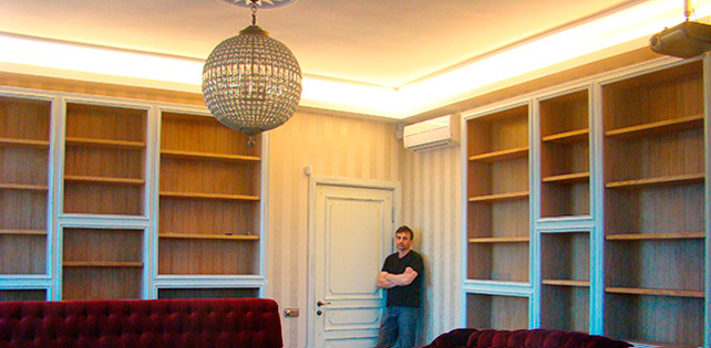 Встроенный стеллаж для книг в холле частной квартиры