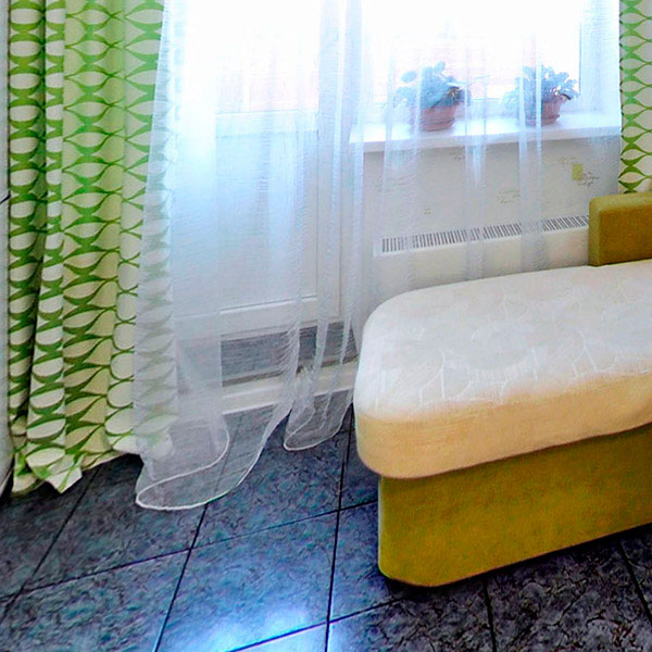 Индивидуальная мебель изготовлена под заказ для кухни и отдыха в квартире комфорт-класса