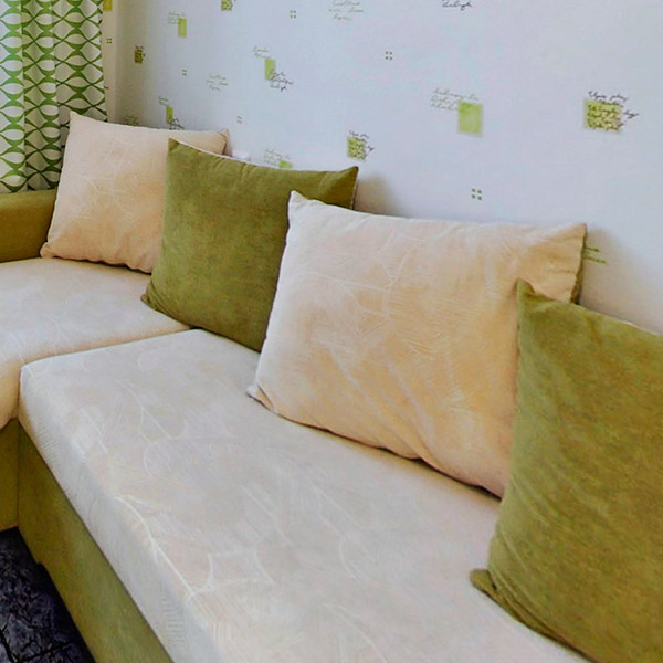 Индивидуальная мебель изготовлена под заказ для кухни и отдыха в квартире комфорт-класса